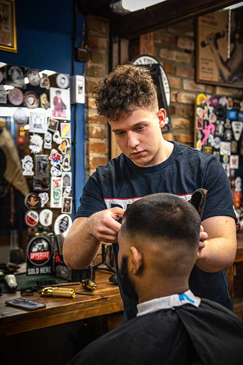 Twoje włosy zasługują na najlepszą opiekę! Nasz barbershop w Lublinie jest idealnym miejscem, aby odświeżyć swój look. Doświadczenie, pasja i nowoczesne techniki gwarantują, że wyjdziesz z naszego salonu z idealnie dopasowanym fryzjerstwem. Znajdź swoją nową wizję stylu w Lublinie!