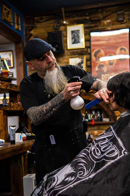 Jeśli chcesz odświeżyć swój wygląd i poczuć się zrelaksowany, zapraszamy do naszego barbershopu w Lublinie. Nasz zespół barberów oferuje kompleksową gamę usług, które sprawią, że poczujesz się wyjątkowo. Barber Lublin - miejsce, w którym tradycja spotyka się z nowoczesnością.