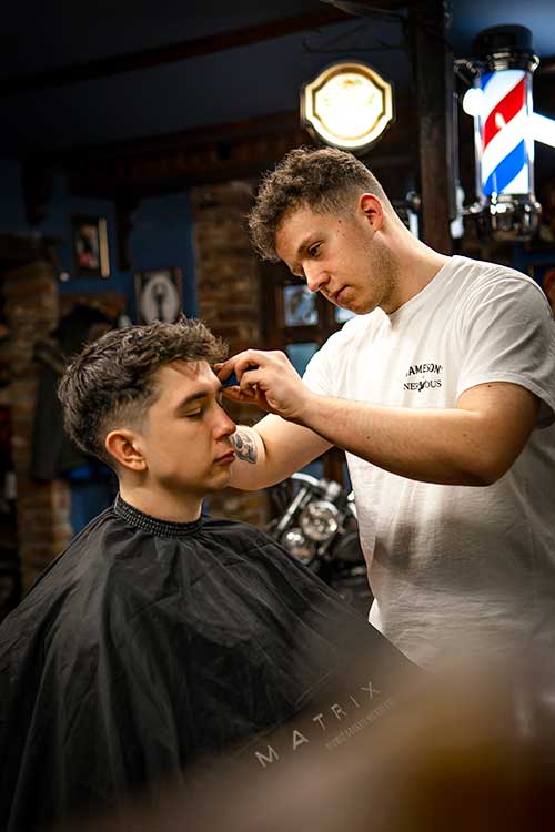 Twoje włosy zasługują na najwyższą jakość i dbałość o szczegóły. Nasz barbershop w Lublinie to miejsce, gdzie styl i elegancja łączą się w doskonały sposób. Zaufaj naszemu doświadczeniu i umiejętnościom w Barberze Lublin i przekonaj się, jak rewolucyjne może być strzyżenie męskie.