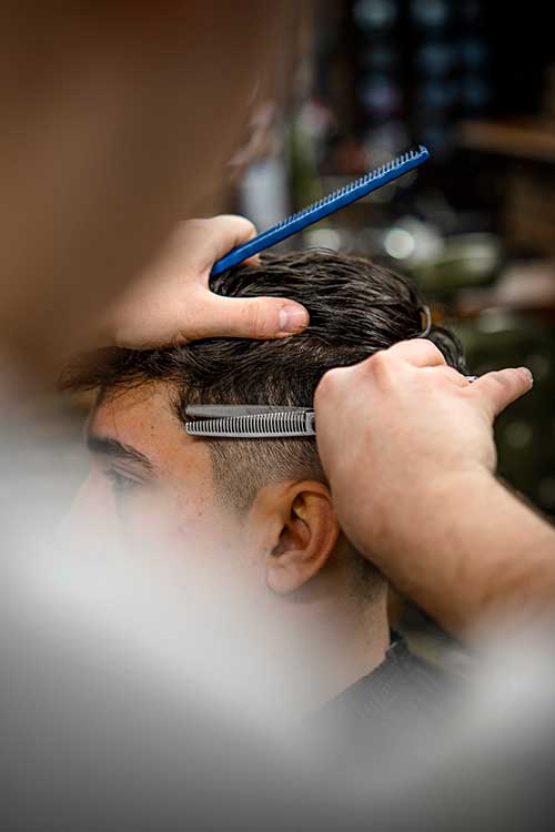 Zapraszamy do naszego stylowego barbershopu w Lublinie, gdzie męskie fryzjerstwo przechodzi na zupełnie nowy poziom. Nasze usługi obejmują starannie wykonane strzyżenie, golenie oraz stylizację zarostu. Doświadczenie i precyzja naszych barberów sprawią, że poczujesz się odświeżony i pewny siebie. Odwiedź nasz salon w Lublinie już dziś!